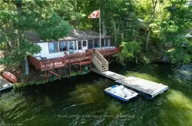 1055 VILLALTA LANE Godfrey Ontario K0H1T0