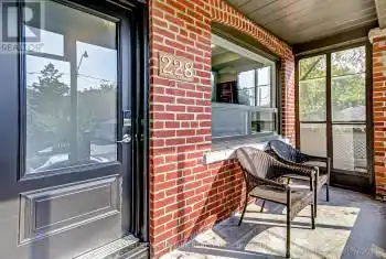 228 Benson Ave, Toronto, Ontario M6G 2J4, 3 Bedrooms Bedrooms, 6 Rooms Rooms,2 BathroomsBathrooms,All Houses,Rented,Benson,C9372679
