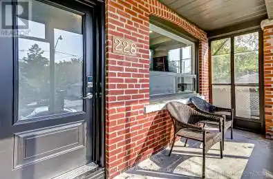 228 Avenue Toronto (Wychwood) Ontario M6G2J4