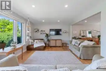93 Hadrian Dr, Toronto, Ontario M9W 1V7, 2 Bedrooms Bedrooms, 5 Rooms Rooms,2 BathroomsBathrooms,All Houses,Sold,Hadrian,W9391820