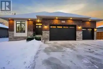 2598 Emerson St, Strathroy-Caradoc, Ontario N0L 1W0, 2 Bedrooms Bedrooms, 13 Rooms Rooms,4 BathroomsBathrooms,All Houses,Sold,Emerson,X11926621