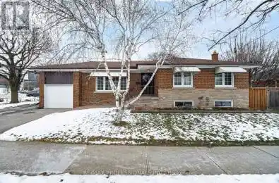 25 Baskerville Crescent Toronto (Markland Wood) Ontario M9C1T6
