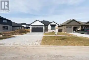 331 Thorn Drive, Strathroy-Caradoc (NE), Ontario N7G0G3, 2 Bedrooms Bedrooms, ,3 BathroomsBathrooms,All Houses,For Sale,Thorn,X12017994