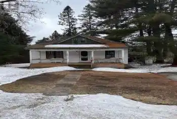 300 Manitoba Street, Bracebridge (Macaulay), Ontario P1L2C9, 2 Bedrooms Bedrooms, ,1 BathroomBathrooms,All Houses,For Sale,Manitoba,X12038461
