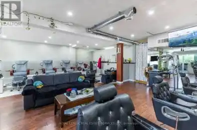 727 The Queensway Avenue Toronto (Stonegate-Queensway) Ontario M8Y1L4