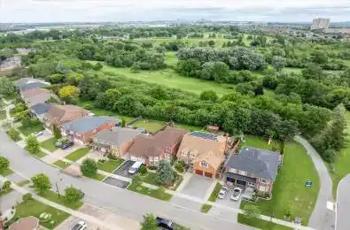 33 Hartford Trail Brampton Ontario L6W 4K2