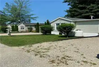 View of front facade featuring a front lawn