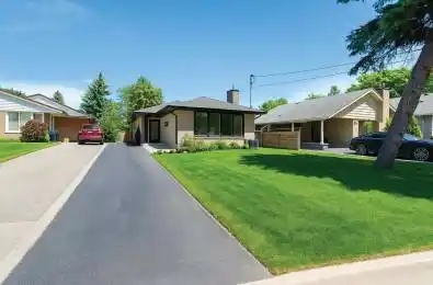 33 Moorecroft Crescent Toronto E04 Ontario M1K 3T9