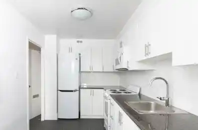 6200 Bathurst Street Unit# 711 Toronto C07 Ontario M2R 2A3