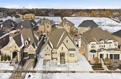 10 Larkin Avenue King Ontario L7B 0N8